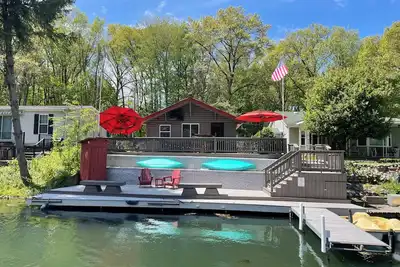 Image de Pontoon Included 5/1/26-10/12/26\n3 Bed/2 Bath Waterfront Home on Magician