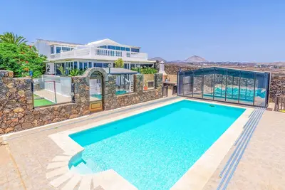 Image de Villa Cervera - Quatre Chambres Villa, Couchages 8