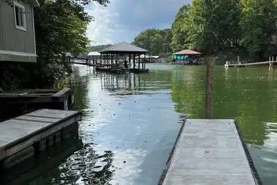 Image de Lake Living's best! \n\"Chillax\" with 3brm, 2 Kings and 2-Xl twins, 2 bath