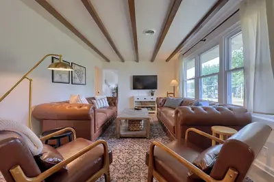 Image de New! Sleeps 16! Across from Sight&Sound! Location!