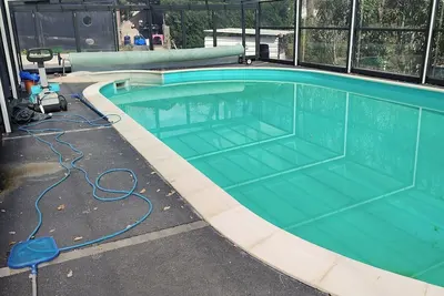 Image de Maison piscine chauffée calme avec bois