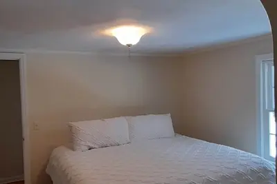 Image de Bright 4 Bedroom / 2 Bath Home on the Farmington River!