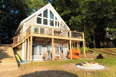 Image de Lake House with Private Beach Where Sunsets Mesmerize <>