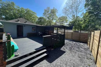 Image de Family friendly bungalow on the beltline.