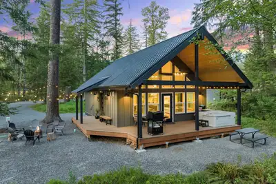 Image de Cozy cabin retreat w/hot tub less than 5 mi to Mt Rainier Np