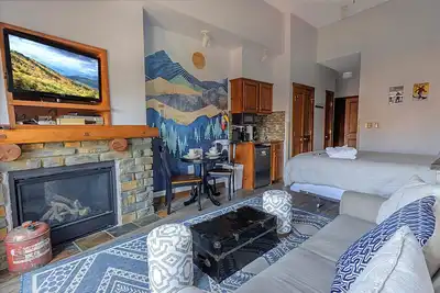 Image de Hh 414: Frosted Evenings Retreat – Hot Tub, Village Strolls & Scenic Peaks