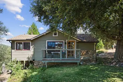 Image de Cozy & Charming, remodeled 2-bedroom cabin in Julian. Views to mountains.