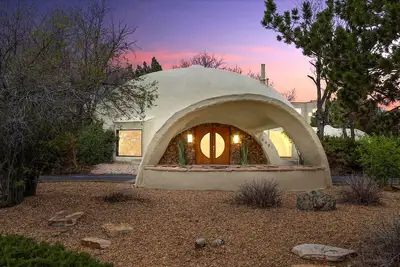 Image de Stunning geodome with Indoor Pool and Hot Tub! Minutes from the heart of Denver.
