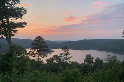 Image de Cozy cabin atop 80 private acres w/ panoramic view of Greers Ferry Lake & Ozarks