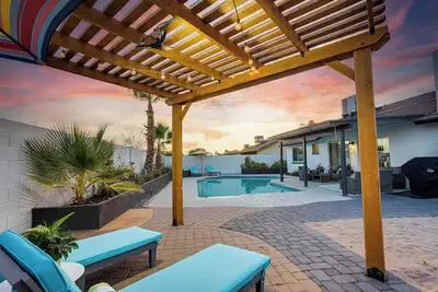 Image de Sun-Kissed Delight. 3 King Bedrooms! Sparkling Pool and Hot Tub. Family Bunk Room!