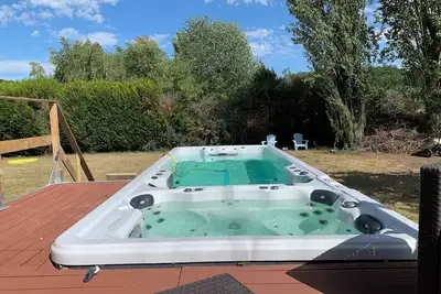 Image de Maison de campagne rénovée avec Bassin de nage et Spa sur 2500 mcarrés de jardin