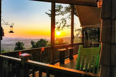 Image de Long Range Mountain Views + Hot Tub!