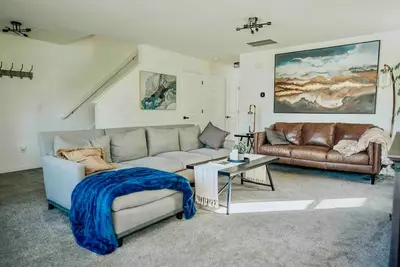 Image de 5 Min to Lagoon & Family Fun! Walkable Neighborhood w/Trails, Fenced Yard, Bbq,