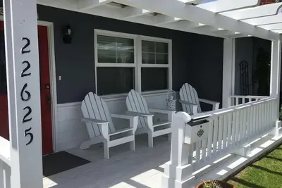 Image de Lovely cottage 2 miles from the beach in quiet neighborhood