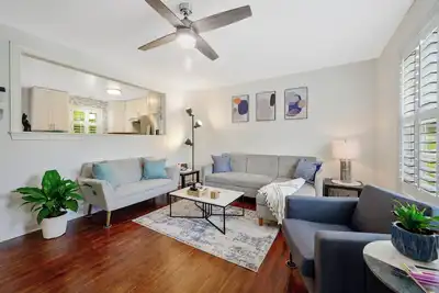 Modern Cozy Home only 2 miles to Downtown