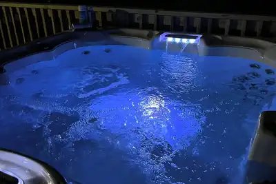 Image de 3Br/2Ba Modern Bungalow w/ 6 Person Hot Tub!