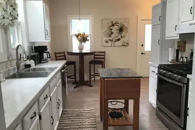 Image de Pet friendly remodeled bungalow home just two blocks from Washington Park.