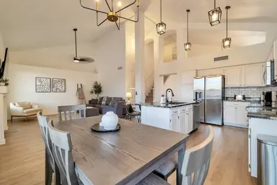 Image de Private Heated Pool, Dogs Ok, Garage Parking, Near Golf, Hiking, Shops/Dining + Free Golf!