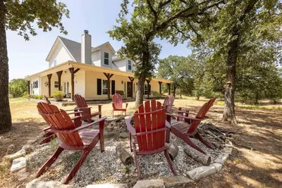 Image de Beautiful Country Lake House with Pool