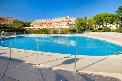 Image de Appartement avec terrasse et vue mer à Antibes – Résidence avec piscines et parc arboré