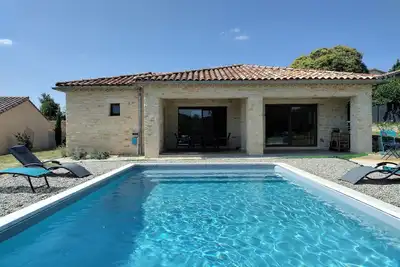 Image de villa violette proche centre  barjac