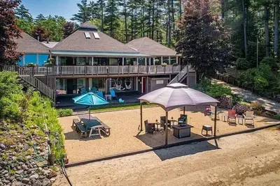 Image de Luxury Lakehouse with Large Private Beach, Hottub, Tiki Bar, 100’ Covered Deck, and Dock