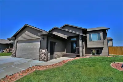 Image de Beautiful home with large yard and hot tub. Great for families!