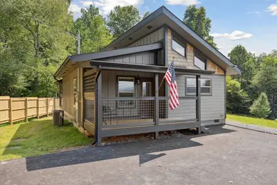 Image de Brand New 2 Br with Hot Tub, Fire Pit, Arcade Game, Convenient Location