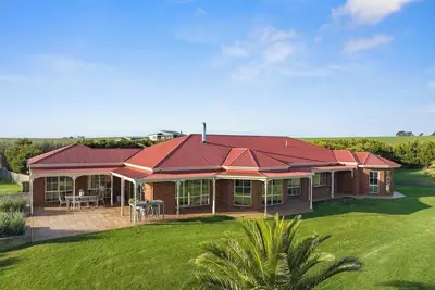 Image de Serene Beach Haven: Sleeps 12