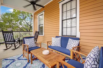 Image de Victorian Home Near Forsyth w/ Spacious Porch + Parking by Lucky Savannah