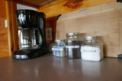 Image de Cozy cabin with a lake front view.