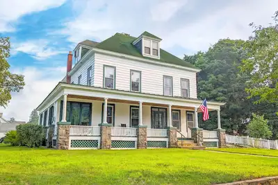Image de Expansive Victorian close to Saratoga Springs and Lake George
