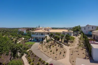 Image de Spacious 3bedroom Garden Apartment breathtaking views & easy access to amenities