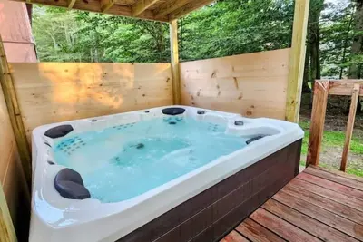 Image de Cozy & Peaceful Retreat with Luxury Hot Tub, Grill, Firepit & Fireplace.