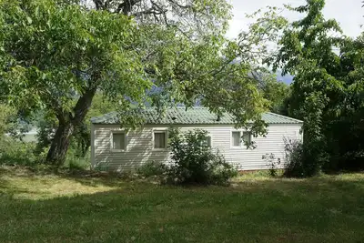 Image de Mobil-home + terrasse vue sur lac, tranquille. Plage et commerces.
