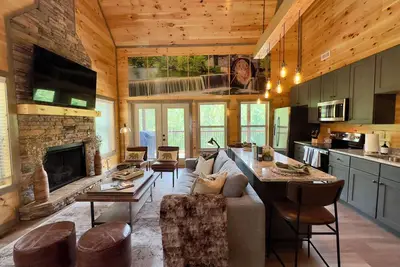 Image de Cabin with indoor pool, Hot Tub, & arcade games, perfect Central location!