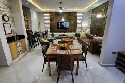 Image de Exquisite 3bed 3. 5bath Lake View Home!