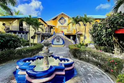 Image de West Bay Beach 9 Bedroom Treasure Castle sleeps 35 Private balconies on water
