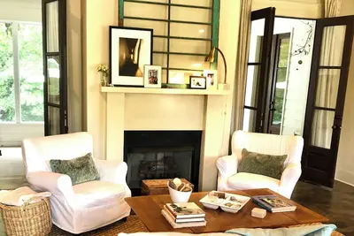 Image de Canterbury Cottage-Charming Home 3 miles from the Square-Sleeps 8