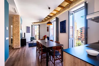 Image de Well Lit and Creatively Designed Apartment