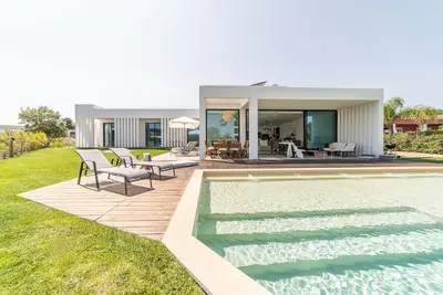 Image de Villa Arrabida - Modern Villa with Swimming Pool and Lake and Mountain View