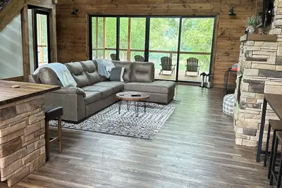 Image de New Beautiful Home Right On The White River! Walk-In White River Access!