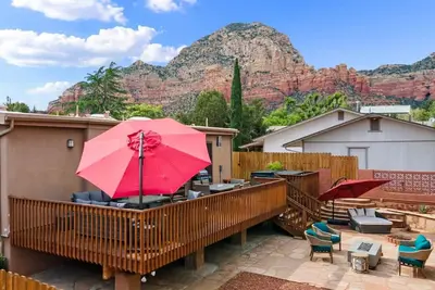 Image de Walk to trails! Epic yard, spa, Bbq, decks & more