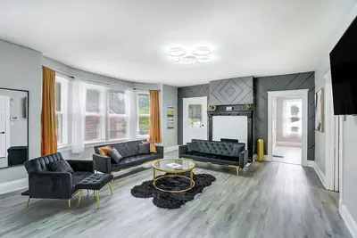 Image de Welcome Home to this stylish entrainment home! Have fun with the whole family.
