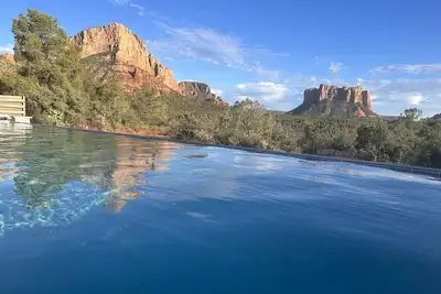 Image de Hiker's Paradise with infinity pool and trail access from backyard