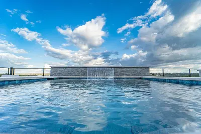 Image de Cabin On The Cliff. Brand new luxury build! 10 beds. Boat slip, Pool, Hot Tub!