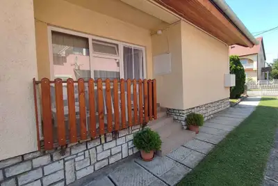 Image de Appartement de vacances près de la plage dans une rue calme