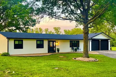 Image de Tranquil, upscale house tucked in the woods near Perry Lake, Kansas.