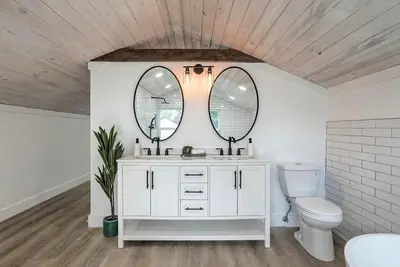 Image de Midtown Masterpiece w/Hot Tub, pets by HVNLYhomes