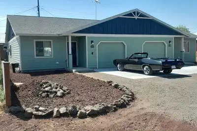 Image de New townhouse, Class 2 Ev charger, private back patio, muscle car garage